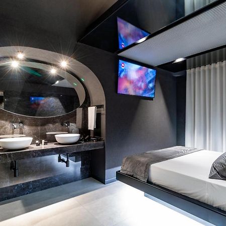 4 Suites " Unconventional Living Rooms " CTA Exterior photo