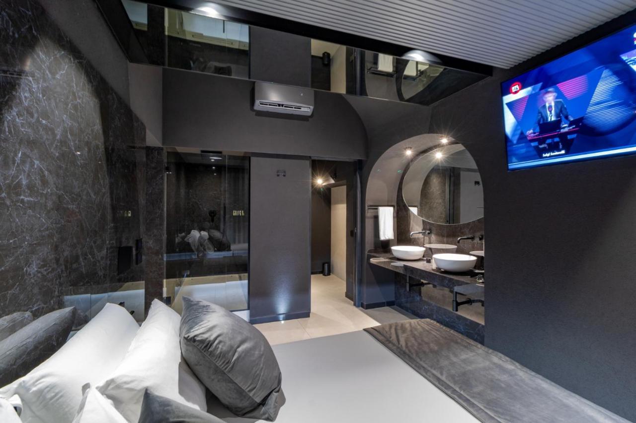 4 Suites " Unconventional Living Rooms " CTA Exterior photo
