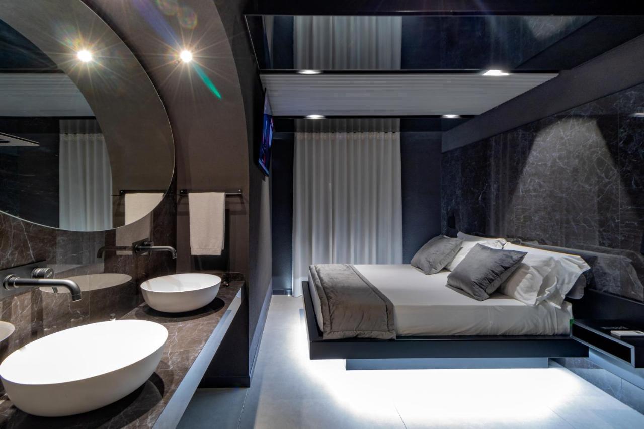 4 Suites " Unconventional Living Rooms " CTA Exterior photo