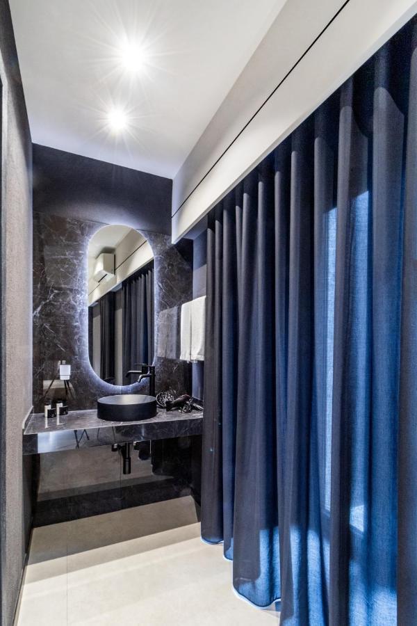 4 Suites " Unconventional Living Rooms " CTA Exterior photo