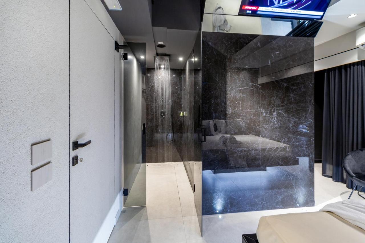 4 Suites " Unconventional Living Rooms " CTA Exterior photo