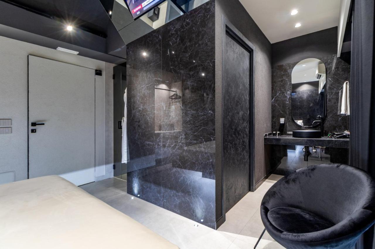 4 Suites " Unconventional Living Rooms " CTA Exterior photo