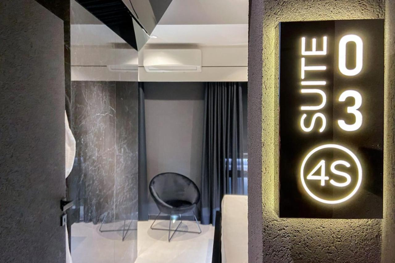 4 Suites " Unconventional Living Rooms " CTA Exterior photo