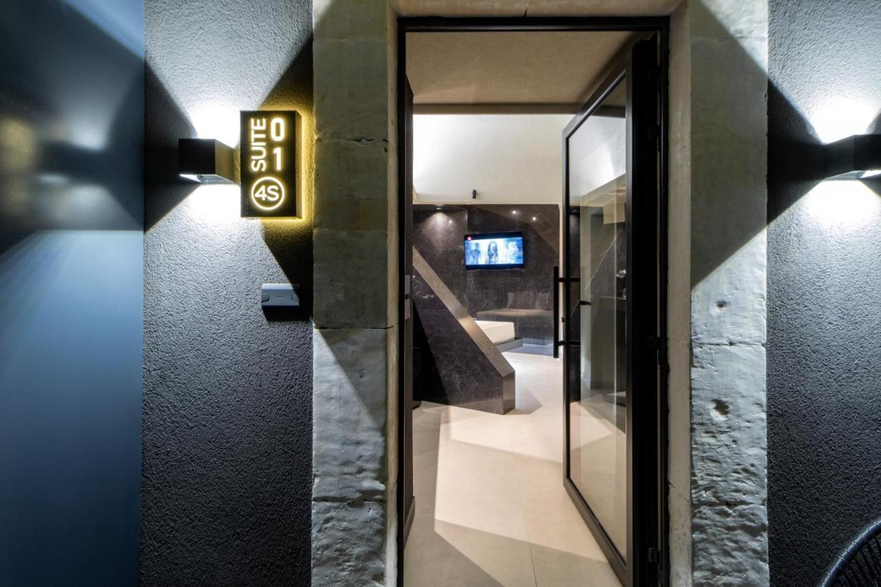 4 Suites " Unconventional Living Rooms " CTA Exterior photo