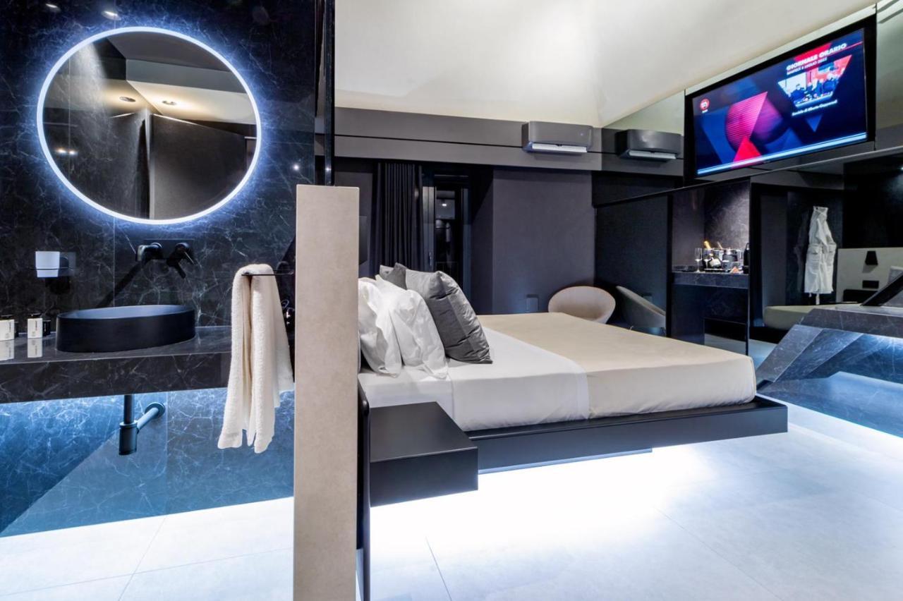 4 Suites " Unconventional Living Rooms " CTA Exterior photo