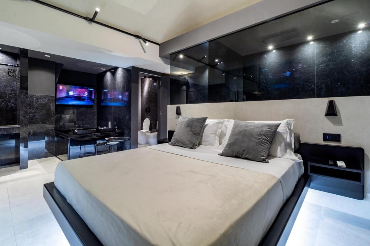 4 Suites " Unconventional Living Rooms " CTA Exterior photo