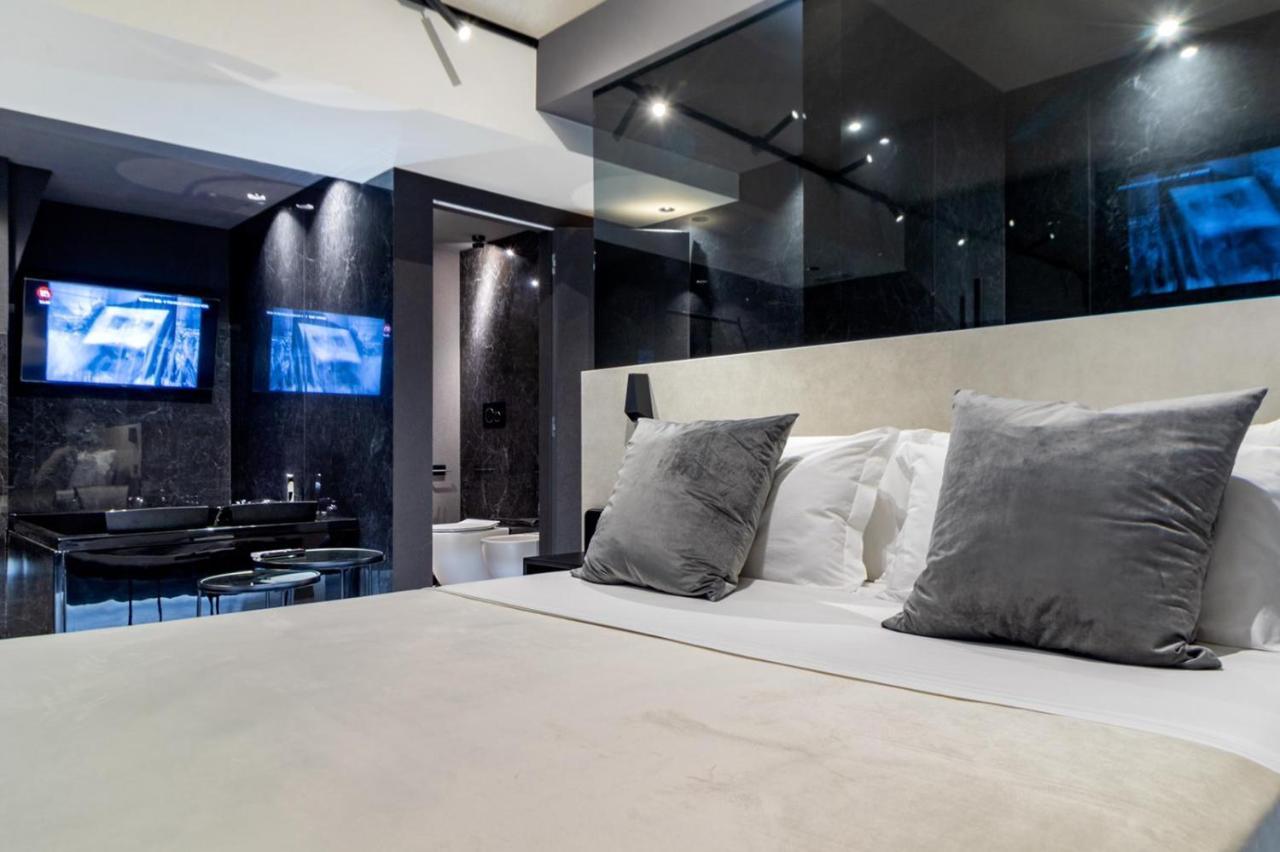 4 Suites " Unconventional Living Rooms " CTA Exterior photo