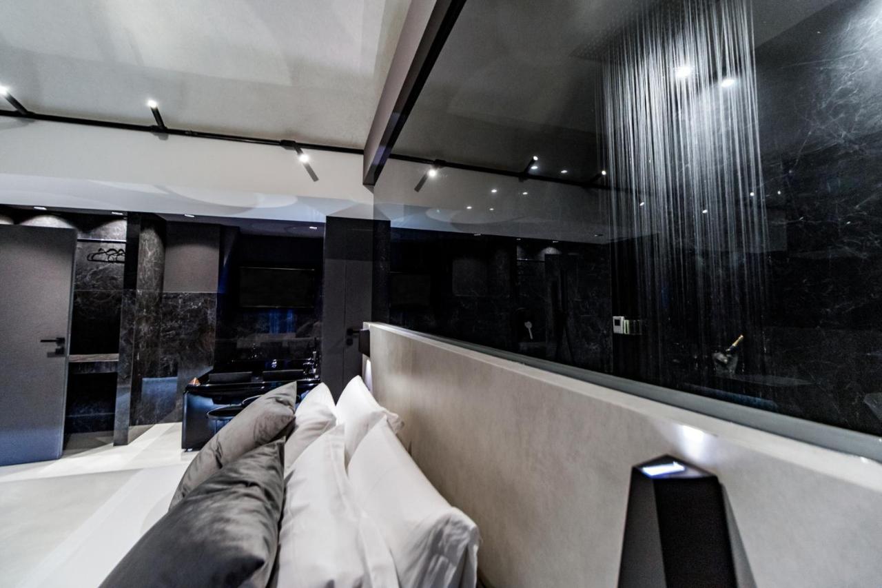 4 Suites " Unconventional Living Rooms " CTA Exterior photo