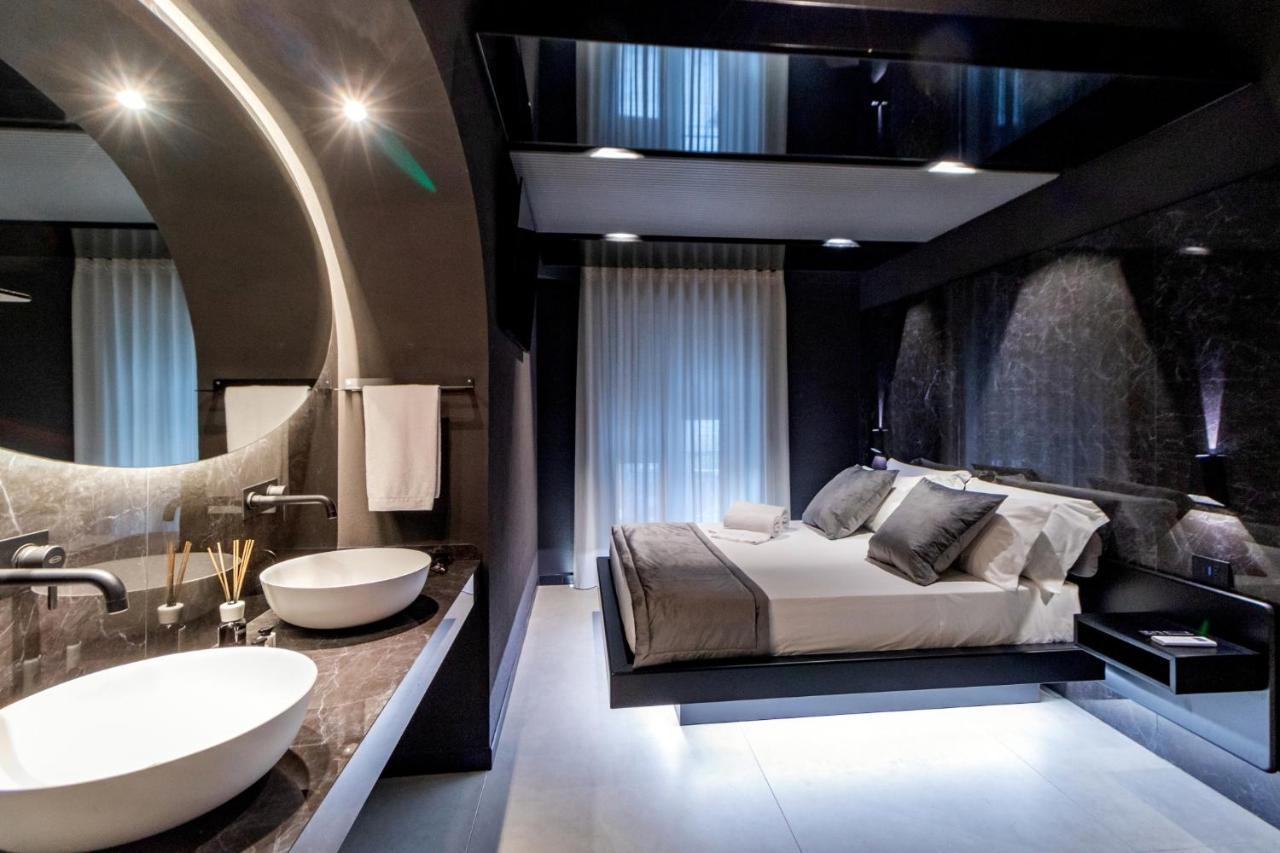 4 Suites " Unconventional Living Rooms " CTA Exterior photo