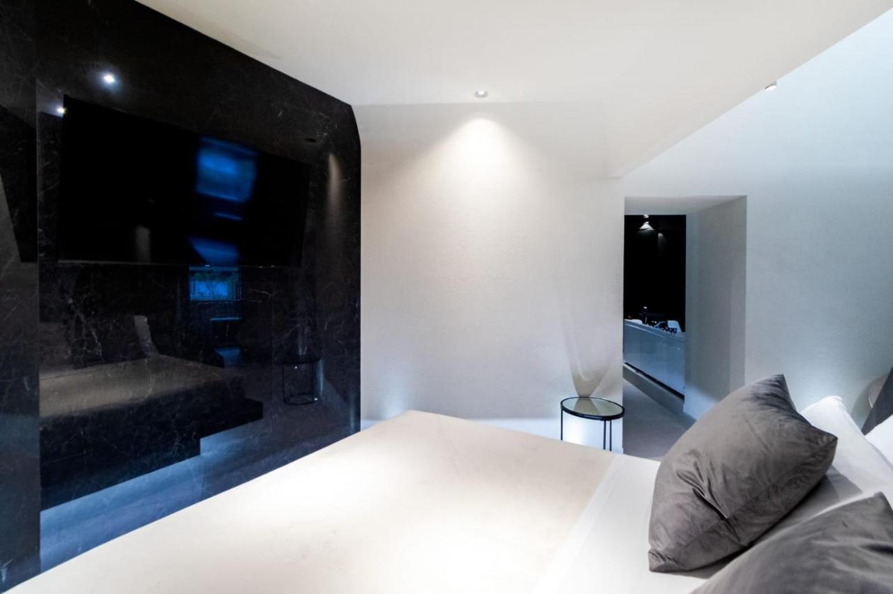 4 Suites " Unconventional Living Rooms " CTA Exterior photo